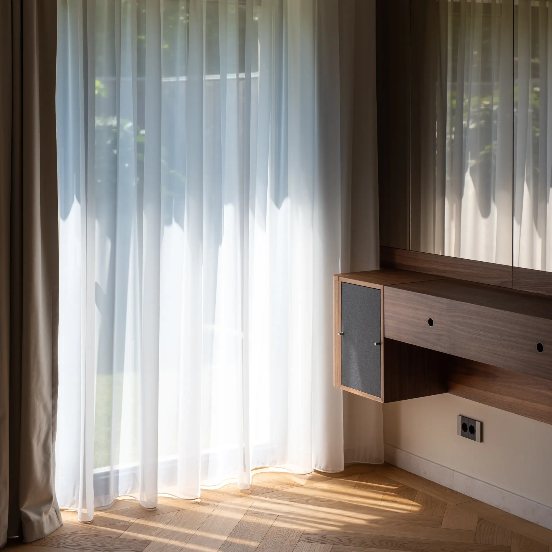 Living cu perdele de in și comodă suspendată din nuc, apartament D402, Brașov