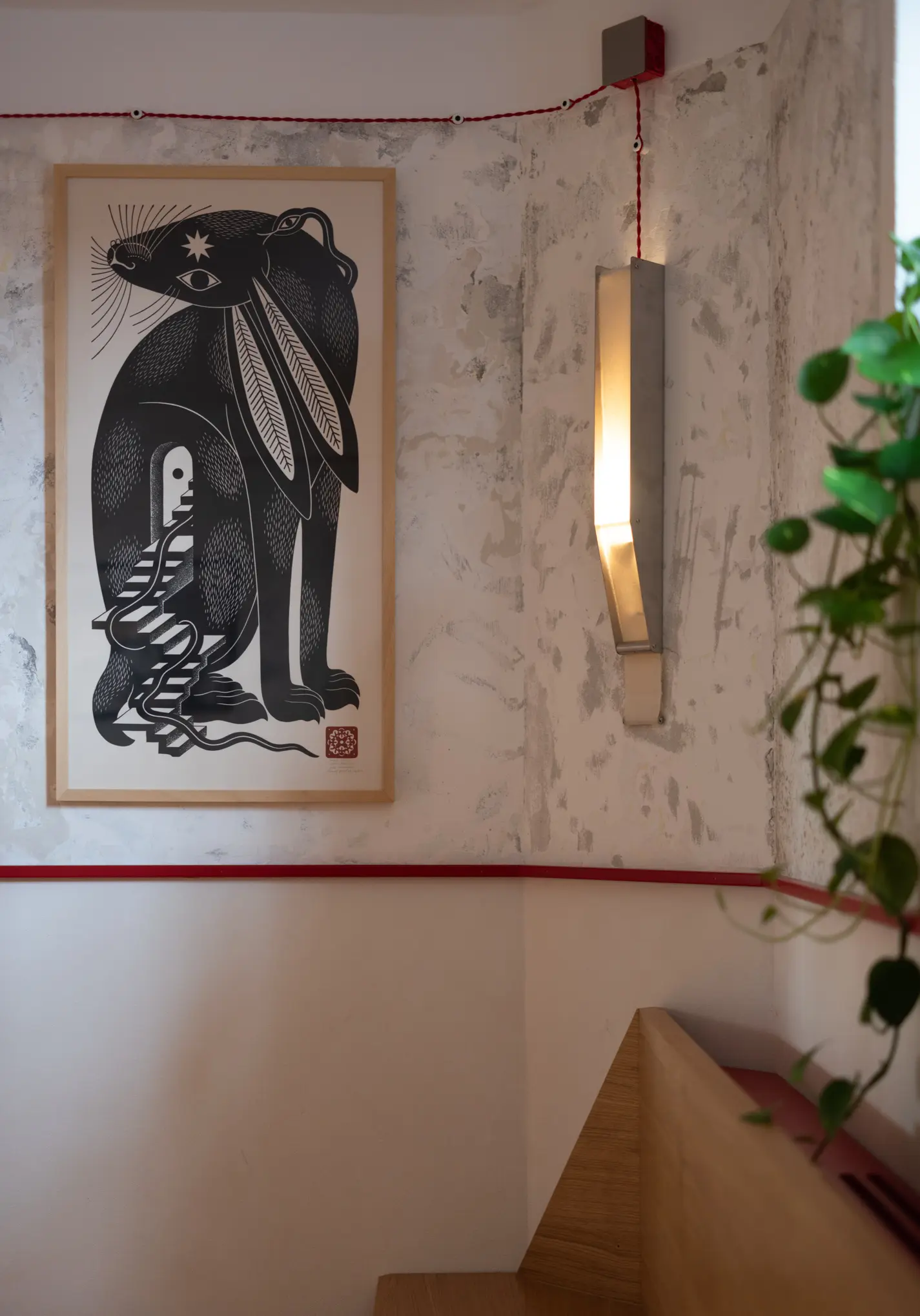 Grafică înrămată și aplică metalică în cafeneaua TOMO, București