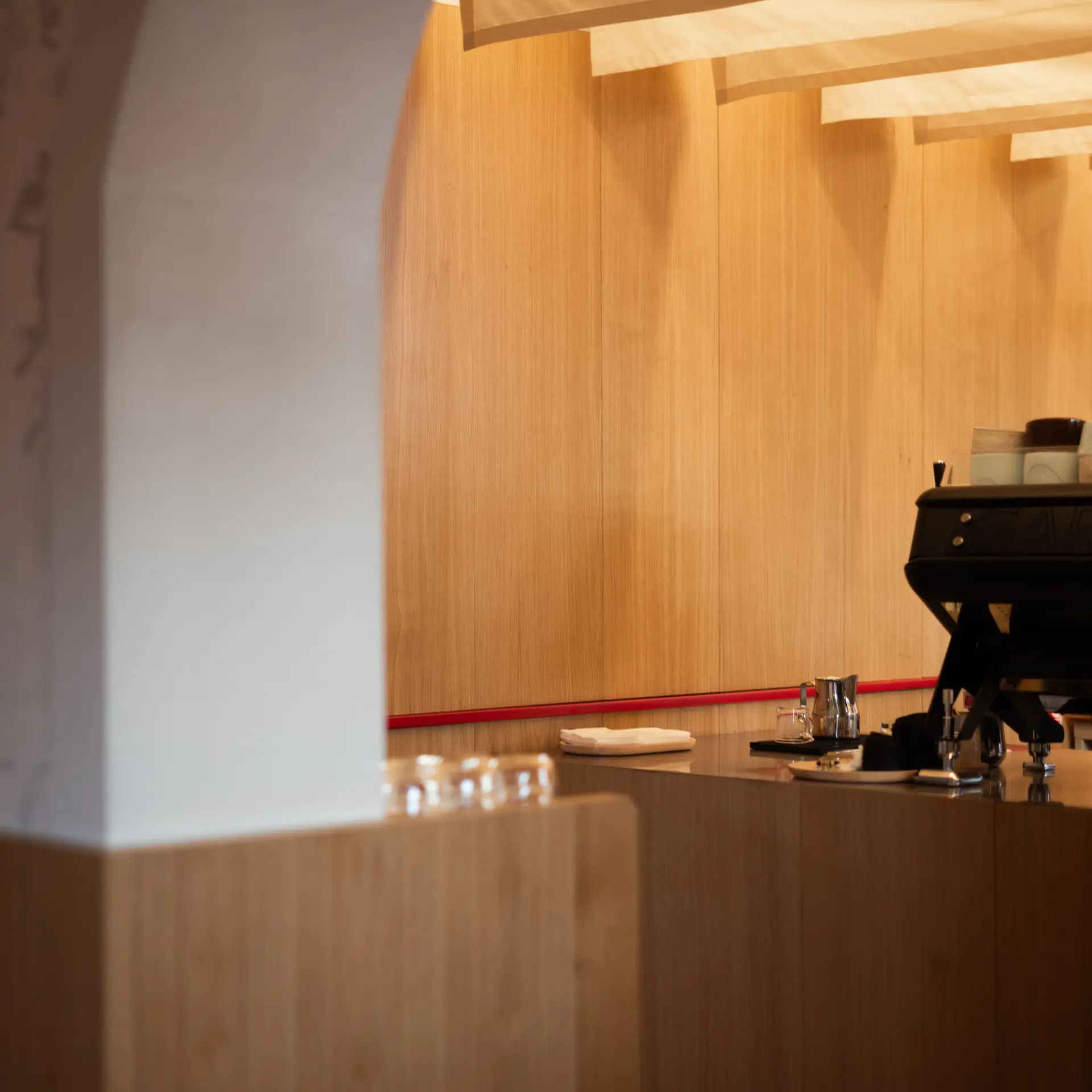 Tejgheaua din lemn și espressorul cafenelei TOMO, București