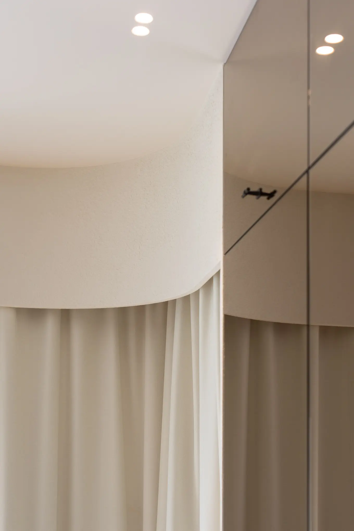 Perete curb cu draperie și dressing cu oglindă fumurie, apartament D402