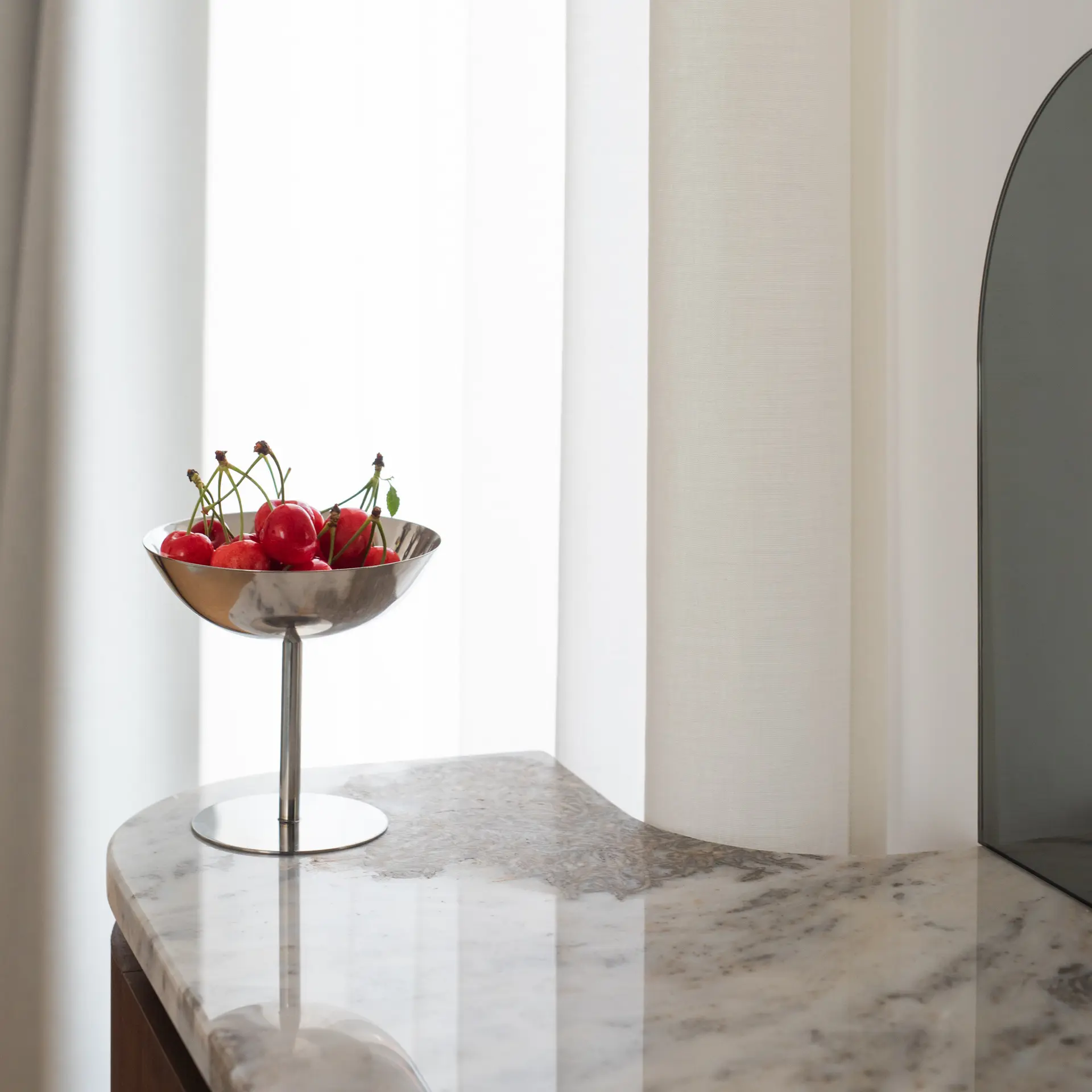 Fructieră din inox cu cireșe pe blatul din granit, apartament A107
